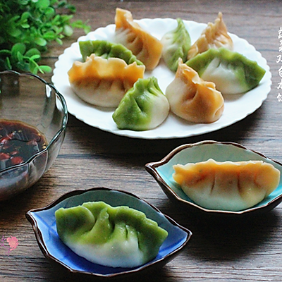 包住福运的蔬菜双色水饺