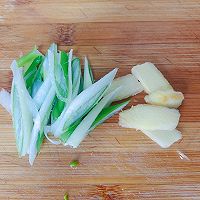 蒜苗炒肉的做法图解3