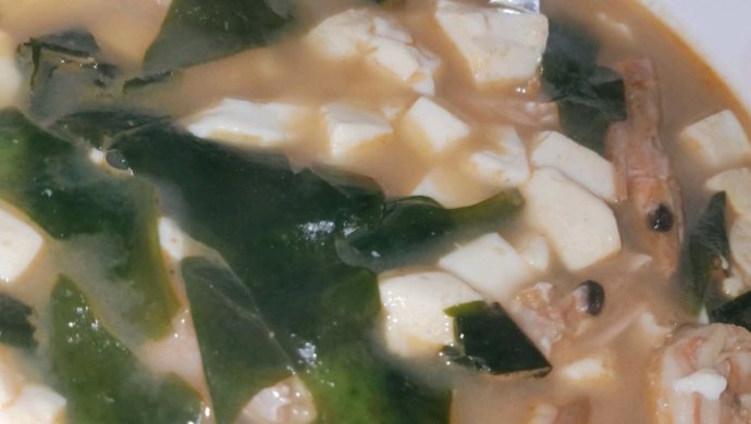 刷脂：裙带菜虾仁豆腐汤