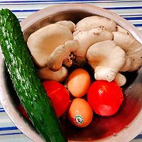 #刘畊宏女孩减脂饮食#西红柿平菇黄瓜蛋花汤的做法图解1