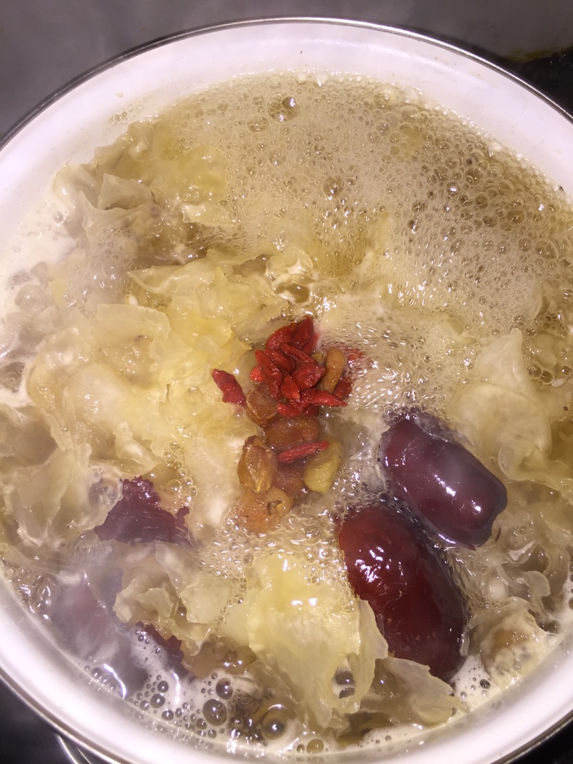 银耳红枣莲子羹的做法图解6
