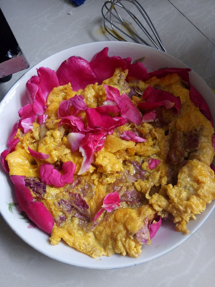云南特色美食玫瑰花玫瑰花炒鸡蛋的做法