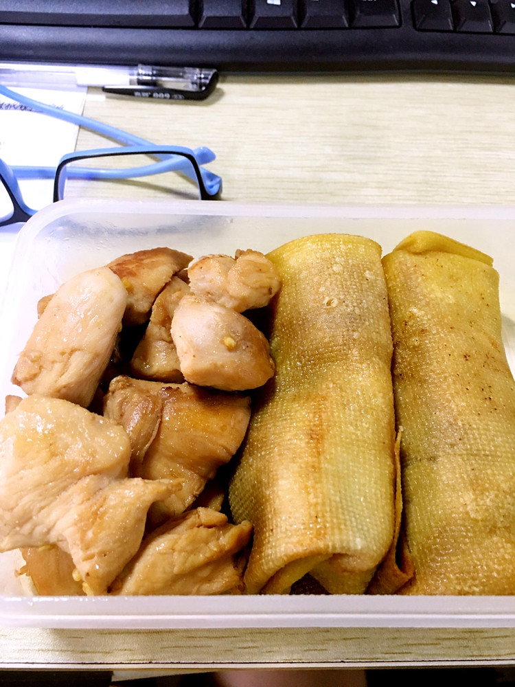 辣子鸡胸和豆腐皮卷菜的做法