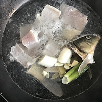 鲤鱼猪肉汤——美容养颜的做法图解2