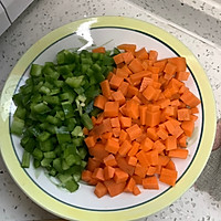 胡萝卜青椒炒饭的做法图解2