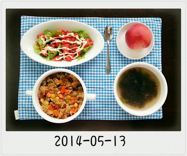 爱心早餐腊味糯米饭+紫菜汤+蔬菜沙拉+水蜜桃