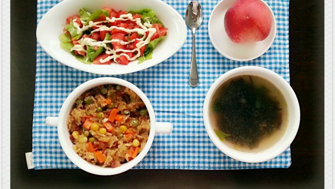 爱心早餐腊味糯米饭+紫菜汤+蔬菜沙拉+水蜜桃