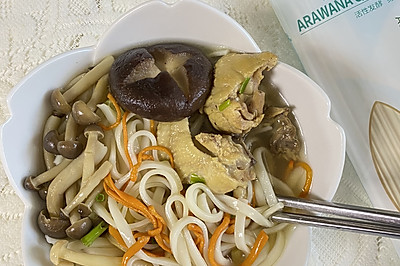 菌菇鸡汤面