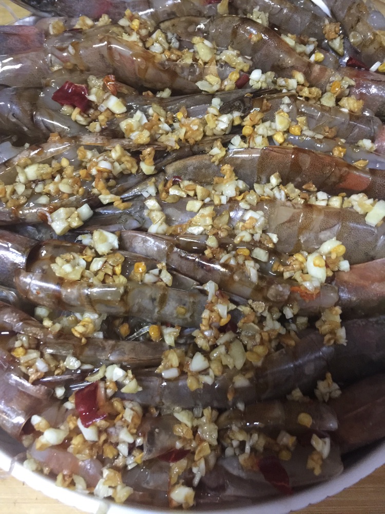 蒜蓉粉丝蒸虾的做法图解2