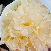 银耳莲子炖红枣-不会长胖的宵夜的做法图解1