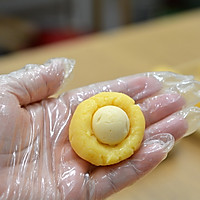 酥香松软的奶黄流心月饼的做法图解15