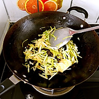 蒜黄木耳炒鸡蛋的做法图解7