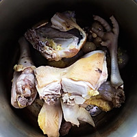 最适️秋冬季节的：当归黄芪土鸡汤的做法图解1