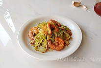 蒜油焖虾卷心菜的做法