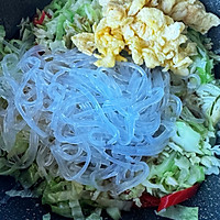 包菜炒粉条的做法图解3