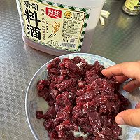 家常黑椒杏鲍菇炒牛肉粒的做法图解5