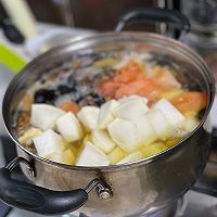 #圣迪乐鲜蛋杯复赛#羊肚菌松茸鸡汤的做法图解5