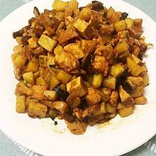 超级下饭的家常菜～土豆鸡肉豆干香菇丁