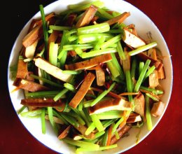芹菜炒香干的做法