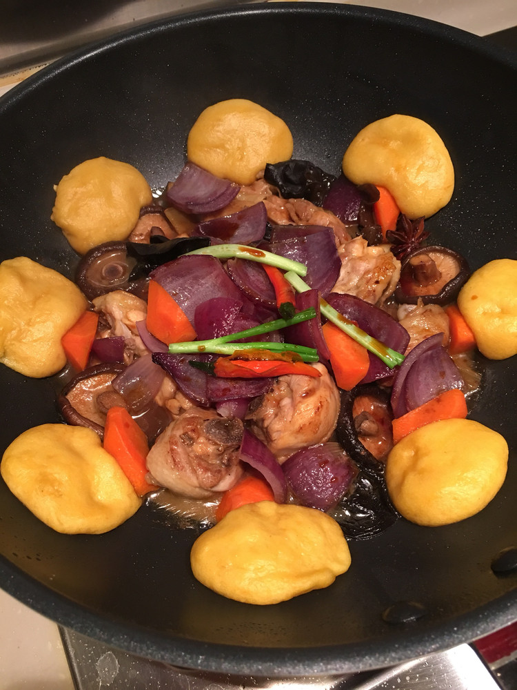 香菇木耳焖鸡+玉米饼锅贴的做法