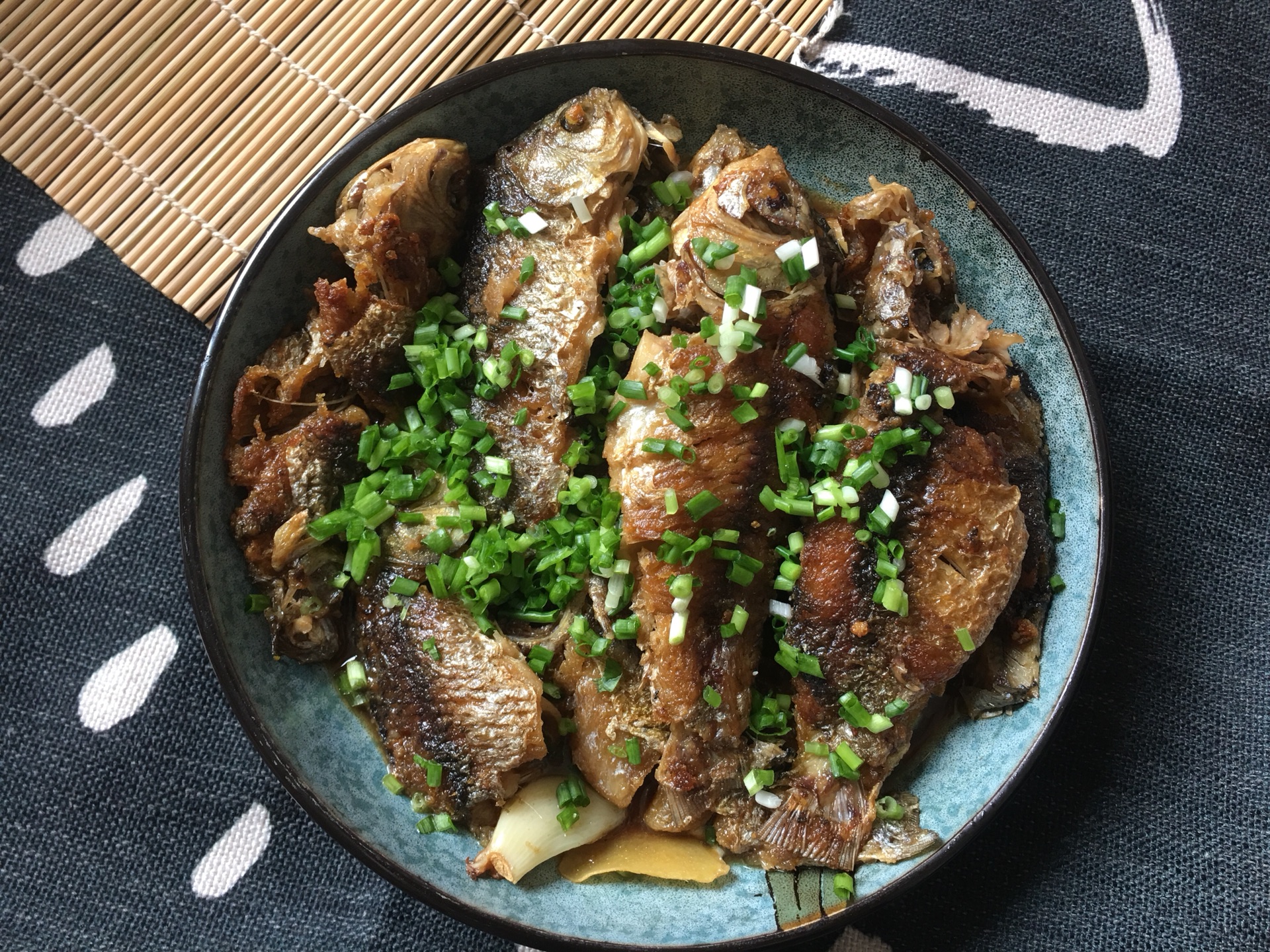 Little crucian carp come to my bowl. Braised crucian carp