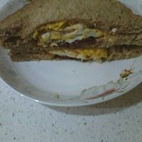 鸡蛋培根三明治的做法图解3