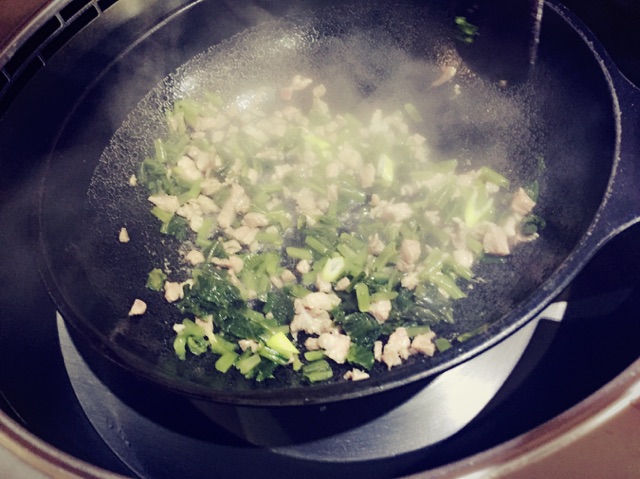 雪里蕻肉丁手擀面的做法图解2