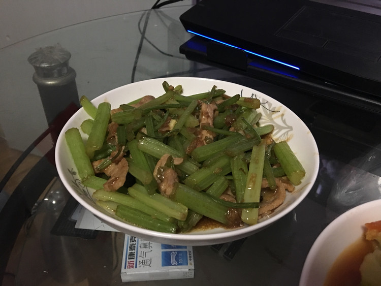 西芹炒肉丝的做法