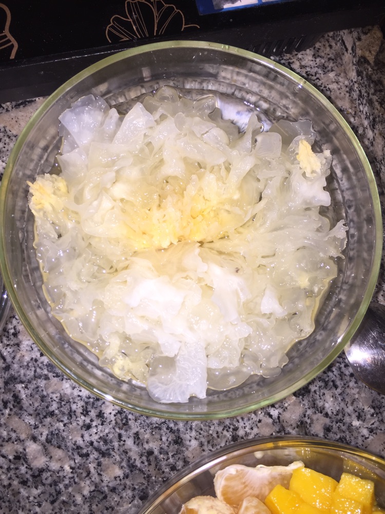 水果银耳羹的做法图解1