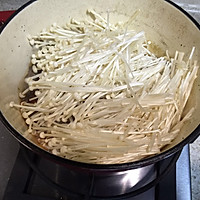 可乐鸡翅炖金菇：时尚菜小变脸的做法图解4