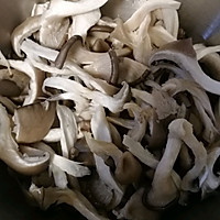 平菇滑蛋的做法图解3