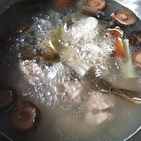海带香菇排骨汤的做法图解8