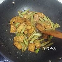 芹菜炒豆腐的做法图解8