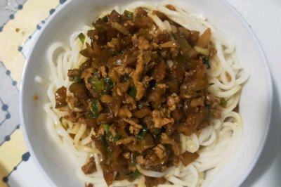 榨菜酱汁肉拌面