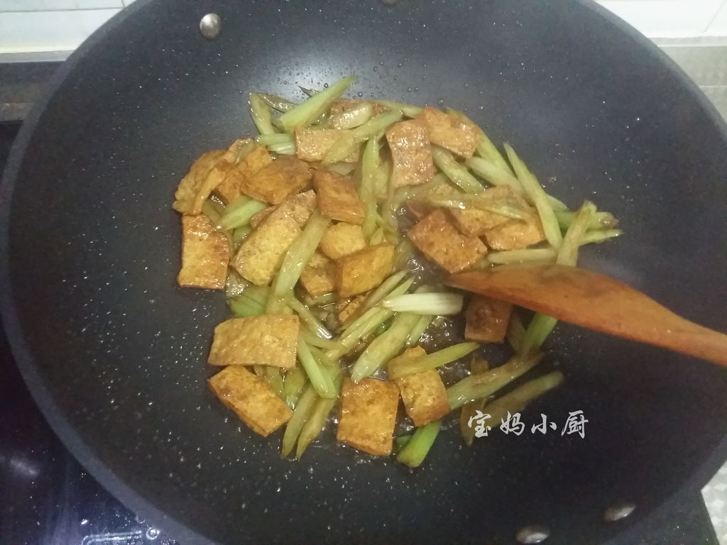 芹菜炒油豆腐 by 蝶（喜歡動手做出有溫度的料理 - 愛料理