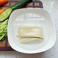 年夜菜简单快手高颜值京酱肉丝千张蔬菜卷的做法图解3
