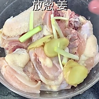 田园上的焖小鸡的做法图解1