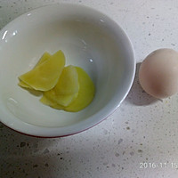 宝宝辅食（7个月）蛋黄土豆泥的做法图解1