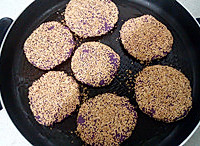 芝麻紫薯饼的做法图解7