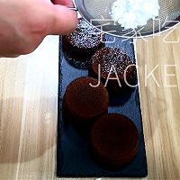 巧克力熔岩蛋糕，叉一小块蛋糕，沾着流动的巧克力酱，一口销魂。的做法图解13