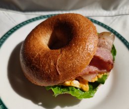 贝果三明治 | 经典滑蛋培根搭配，5分钟快手早餐来啦的做法