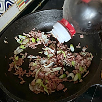 酸黄瓜培根蛋炒饭的做法图解3