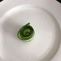 简单,好看,好吃的凉拌黄瓜小卷的做法图解2
