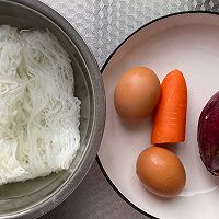 #流感季饮食攻略#洋葱鸡蛋炒米线的做法图解1
