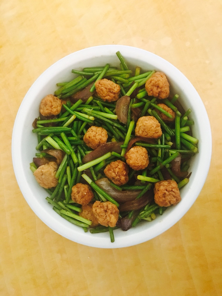蒜苔洋葱猪肉丸子乱炒的做法