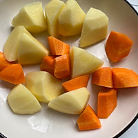 红烧鸡块炖胡萝卜土豆的做法图解2