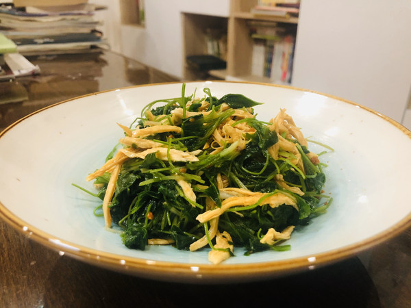 不可辜负春的野菜—蒜香紫花地丁拌鸡丝