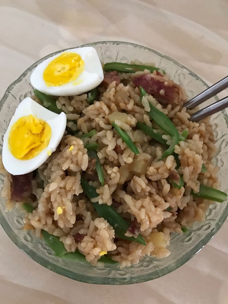 豆角土豆香肠闷饭的做法