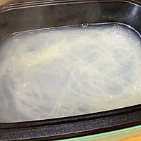 田头菇老鸡汤米粉#硬核菜谱制作人#的做法图解3