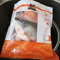 #挪威三文鱼#咖喱菌菇三文鱼头汤的做法图解2